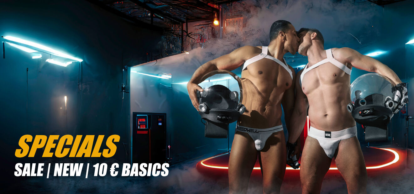 Specials bei Tom Rocket's: zwei Männer in weißen Harnesses und Jockstraps küssen sich, Sale, New und 10-Euro-Basics